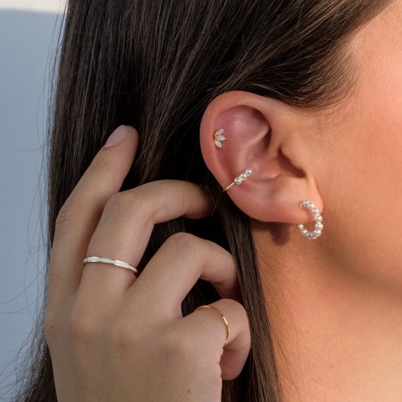 Pearl hoop earrings, gold hoop earring, pearl bridal earring, - Picture 6 of 9